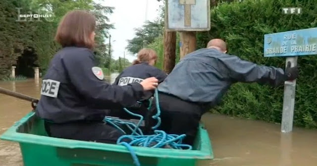 La chute de ces trois policiers en barque a provoqué un fou rire chez les internautes !