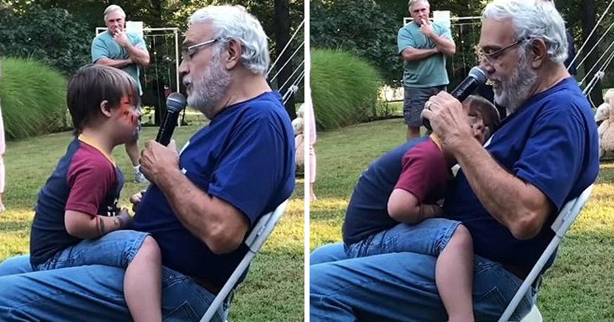 Un grand-père tire sur la corde sensible en chantant une sérénade à son petit-fils trisomique lors d’une fête d’anniversaire