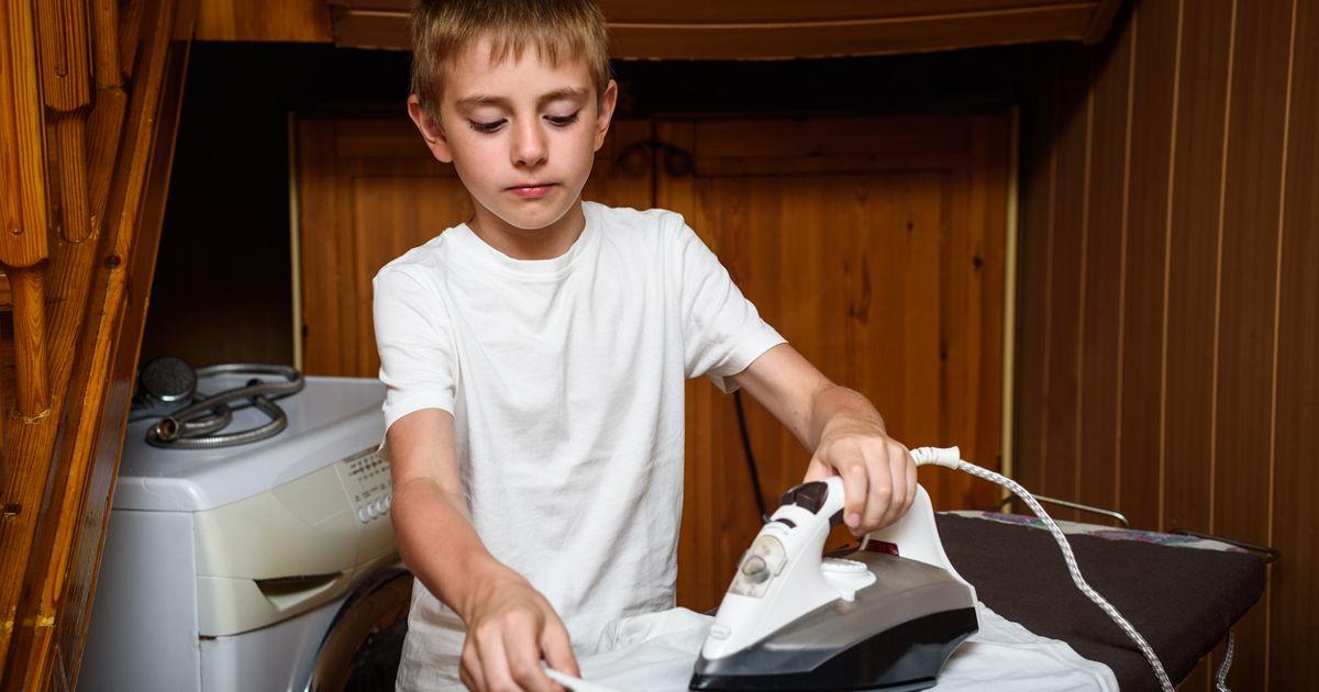 Une école espagnole enseigne aux garçons des cours de tâches ménagères, y compris la couture, le repassage et la cuisine