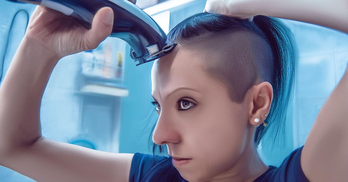 Un père force sa fille à se raser la tête parce qu’elle a harcelé une étudiante luttant contre le cancer qui avait perdu ses cheveux