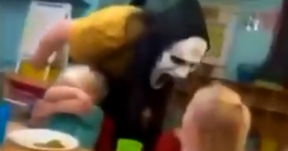 Des employées de garderie qui ont terrorisé des enfants avec un masque « Scream » ont été accusées de maltraitance