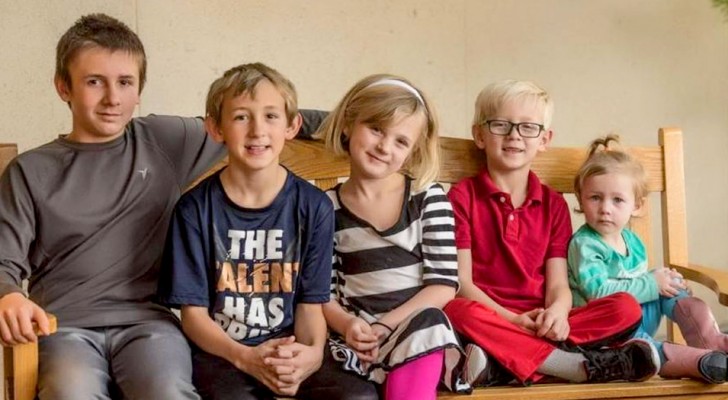 “A la recherche une famille” : 5 petits frères et sœurs demandent à être adoptés tous ensemble par une famille aimante