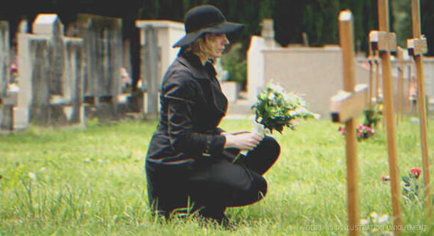 Une mère en deuil pleurant sur la tombe de son fils lui demande de faire un signe, elle entend une voix lui dire “Tourne-toi” – Histoire du jour