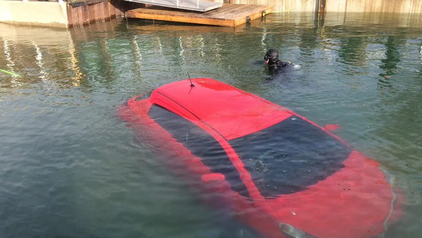 Cette technique infaillible pour briser une fenêtre de voiture tombée dans l’eau, pourrait un jour vous sauver la vie!