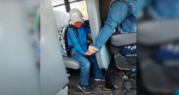 Une conductrice de bus ne pensait pas que la photo la montrant en train de tenir la main d’un enfant en pleurs était une « belle affaire » – la police locale pensait différemment