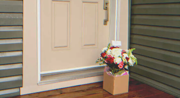 Une vieille veuve trouve des fleurs sur le pas de sa porte une fois par semaine, elle surprend l’enfant qui les dépose là – Histoire du jour