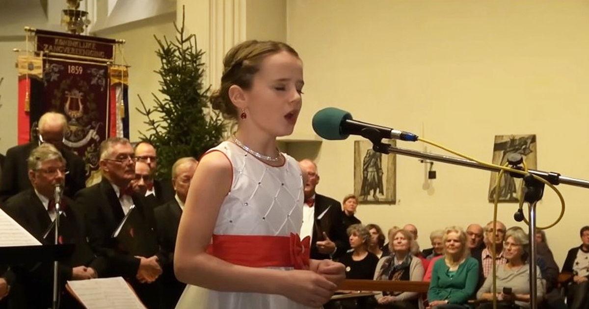 Une fille de 11 ans chante une interprétation angélique de « Minuit, chrétiens » et coupe le souffle de la foule
